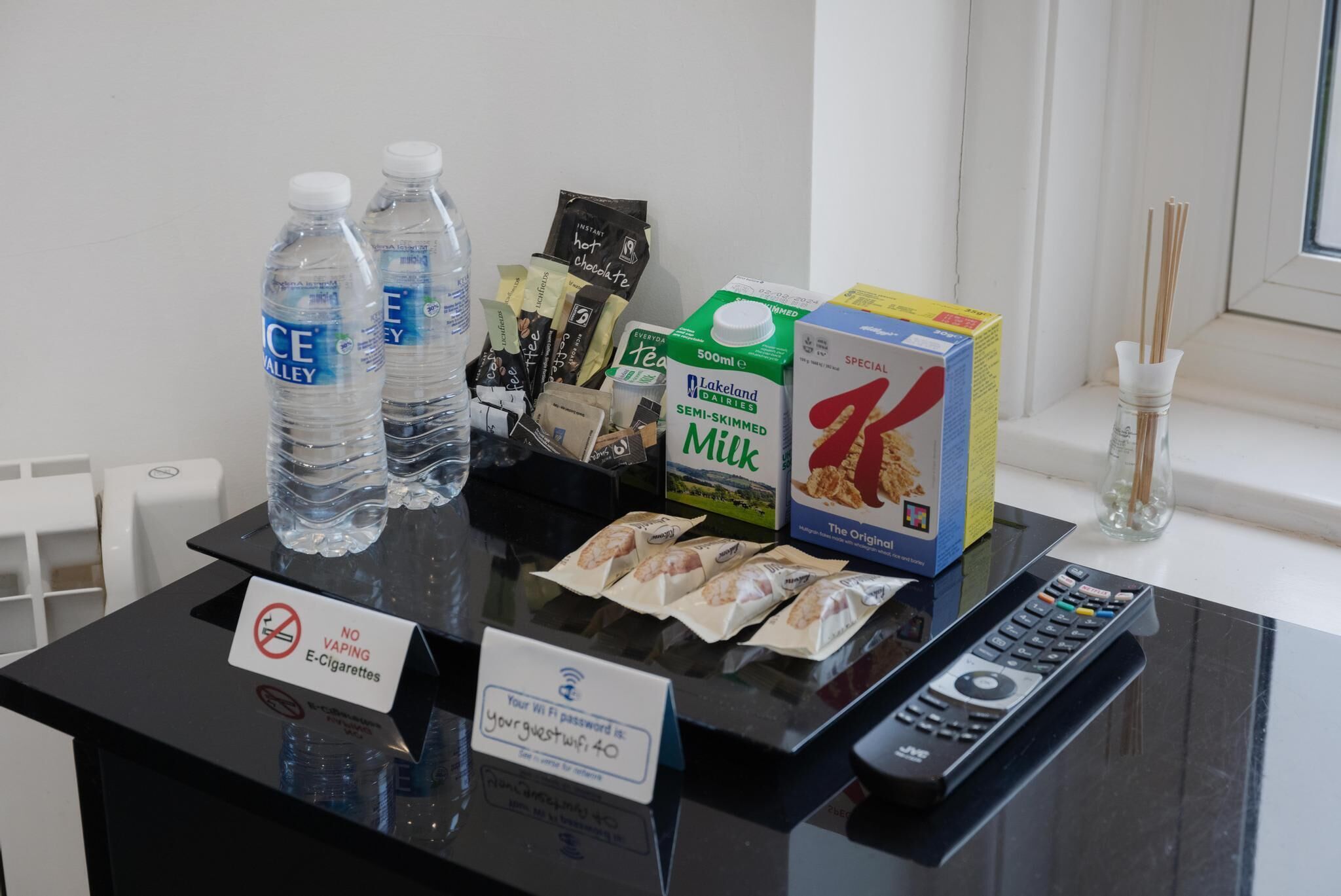 En hotellreception med en skylt som visar att det är förbjudet att använda e-cigaretter eller vejpa.