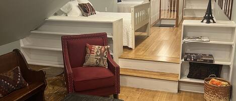 7 室のベッドルーム、デスク、旅行用ベビーベッド、WiFi