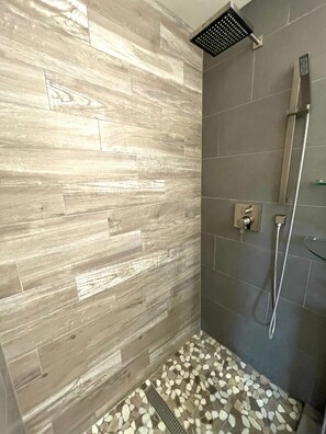 Ensemble douche/baignoire, sèche-cheveux, serviettes fournies, savon