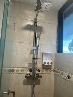 Dusche, Haartrockner, Handtücher, Seife