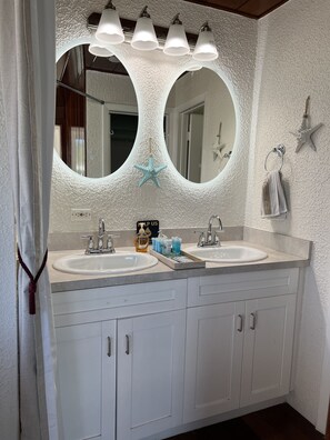 シャワー、ヘアドライヤー、タオル、石鹸