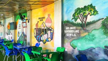 3 bars/lounges, pub