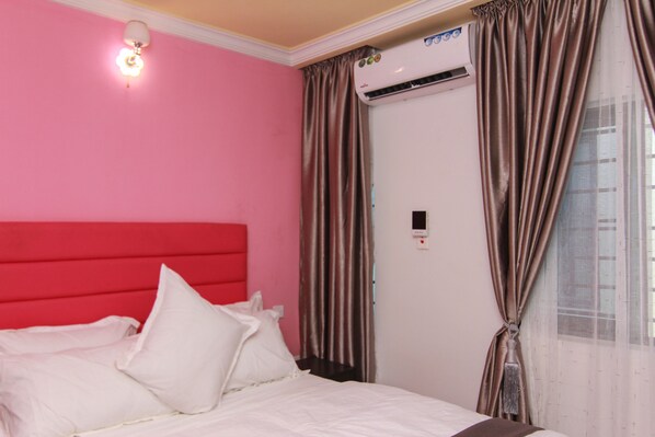 エコノミールーム | 客室ごとに異なるインテリア、デスク、ノートパソコン用作業スペース、WiFi (無料)