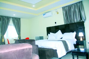 エグゼクティブ スタジオスイート | 客室ごとに異なるインテリア、デスク、ノートパソコン用作業スペース、WiFi (無料)