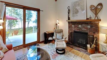 Smart-tv, een open haard en boeken