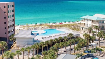 Un complexe hôtelier doté d’une grande piscine, d’une plage et offrant une vue sur l’océan.
