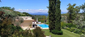 Luxurious Zen Art Villa combines holidays and calmness.