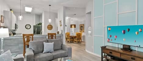 Smart-TV, Tischtennisplatte, Bücher