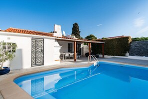Outdoor pool, a heated pool - 3 bedrooms villa with heated private pool, wifi, air con, near the beach (Albufeira)