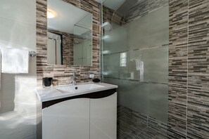 Douche, sèche-cheveux, bidet, serviettes fournies