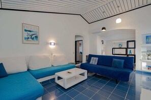 Een smart-tv en boeken