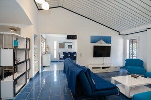 Een smart-tv en boeken