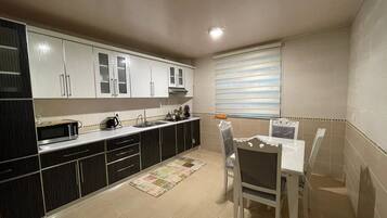 Microwave, oven, dishwasher, coffee/tea maker