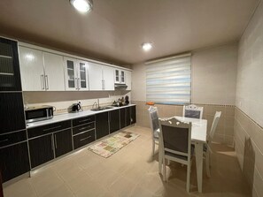 Mikrowelle, Ofen, Geschirrspüler, Wasserkocher mit Kaffee-/Teezubehör