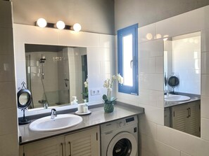 Shower, hair dryer, towels - Sandy Bay Home with roof terrace and sea views (Caleta de Famara)