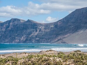 On the beach - Sandy Bay Home with roof terrace and sea views (Caleta de Famara)