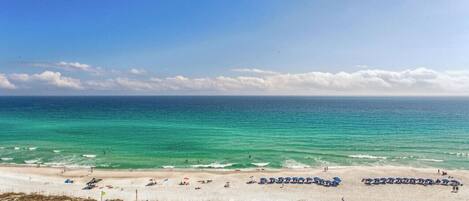 Rannalla, rantapyyhkeitä