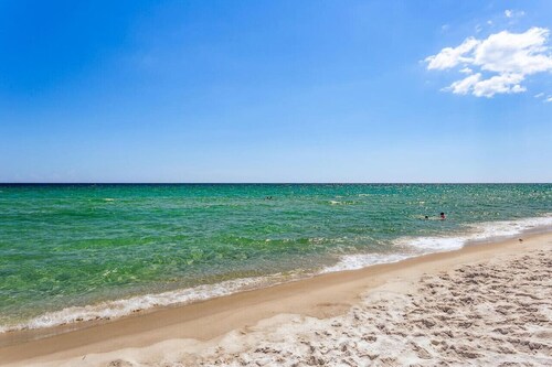 Salt and Sunlight: Spacious, airy 9th Floor Navarre Towers condo located on the Gulf!