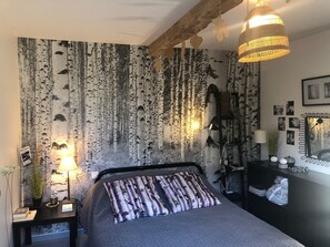 3 habitaciones, escritorio y tabla de planchar con plancha 