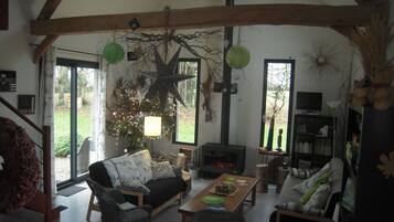 TV, caminetto, lettore DVD, tavolo da calcetto