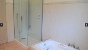 Shower, jetted bath, hair dryer
