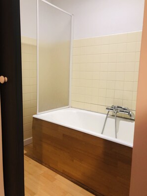 Bathtub, hair dryer - Cosy, renovated family home in the heart of the Pyrenees (Eaux-Bonnes)