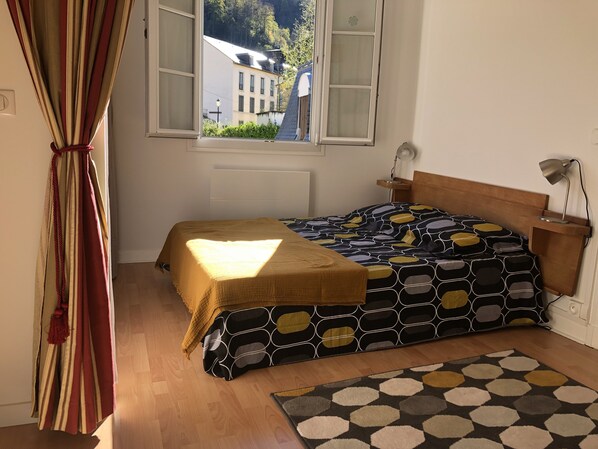 2 quartos, ferros/tábuas de passar roupa