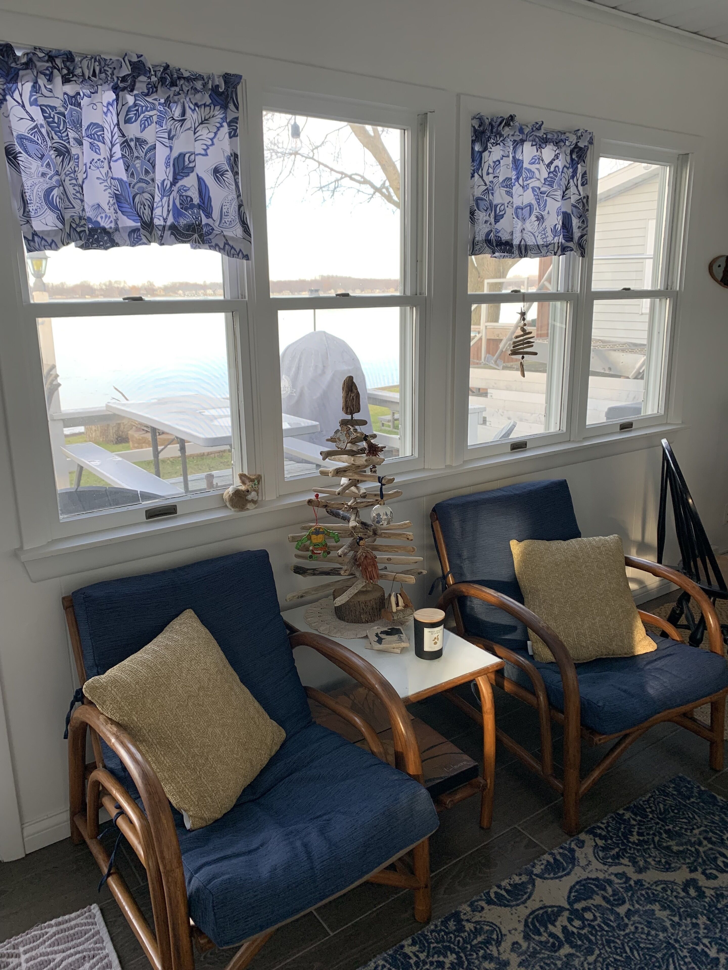 Wampler's lake adorable cottage-deck at water's edge. Shallow lakefront stunner!