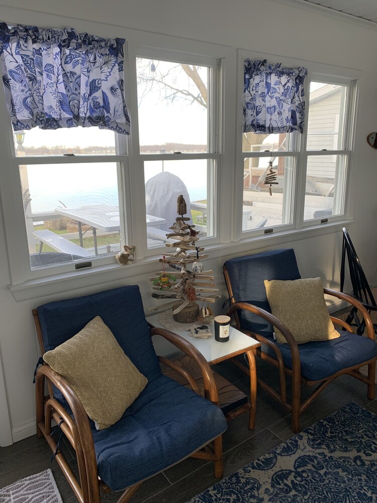 Wampler's lake adorable cottagedeck at water's edge. Shallow lakefront