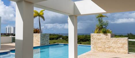 Alberca al aire libre y alberca climatizada