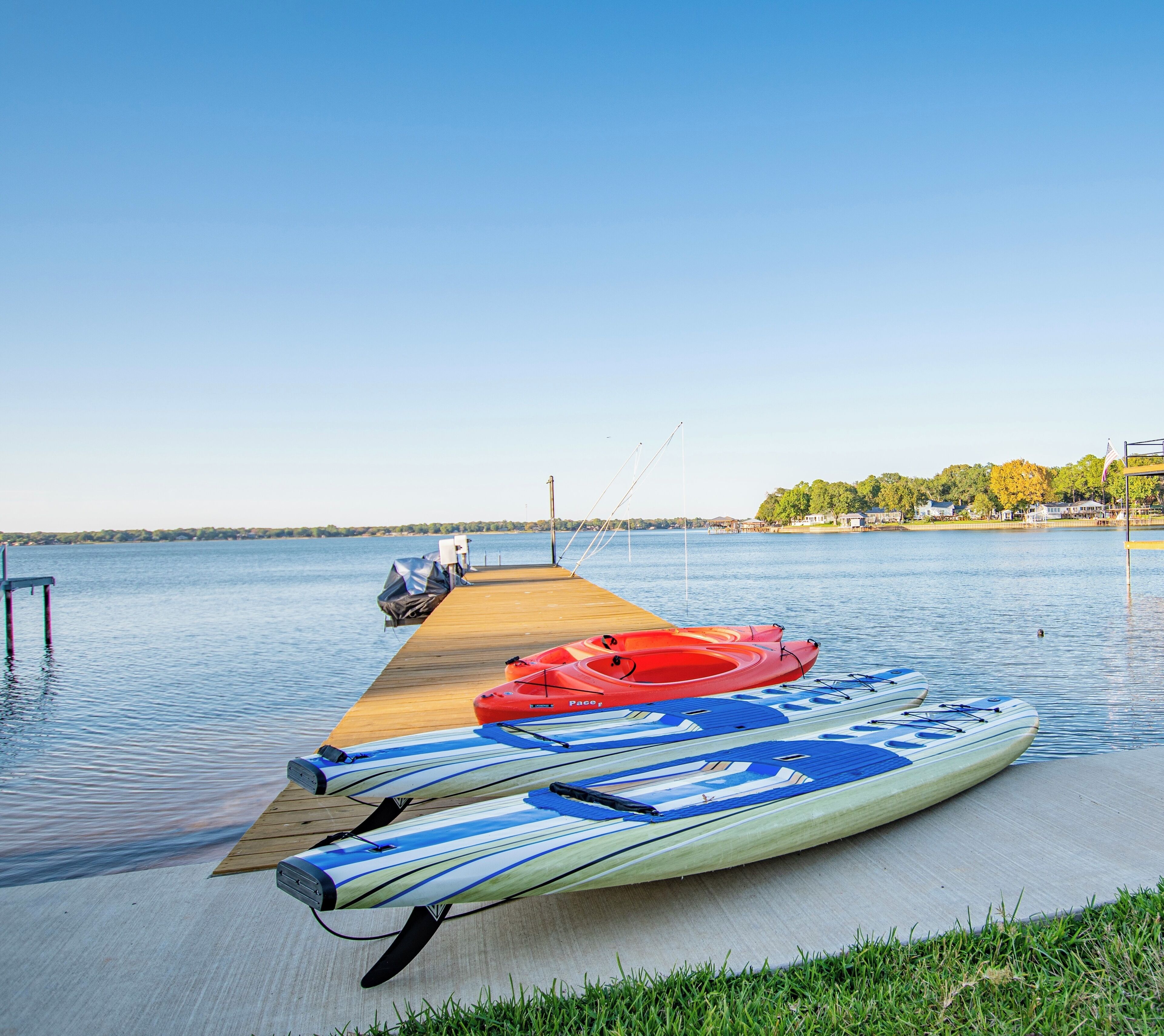 NEW Lakefront Luxury/ 5 bedroom/ 5 bathroom/LakeViews/Sleeps 18