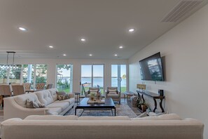 Smart TV - NEW Lakefront Luxury/ 5 bedroom/ 5 bathroom/LakeViews/Sleeps 18 (Mabank)