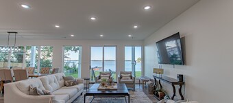NEW Lakefront Luxury/ 5 bedroom/ 5 bathroom/LakeViews/Sleeps 18