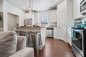 Fridge, microwave, oven, stovetop - The West Texas Oasis |10 mins from Texas Tech| (Lubbock)