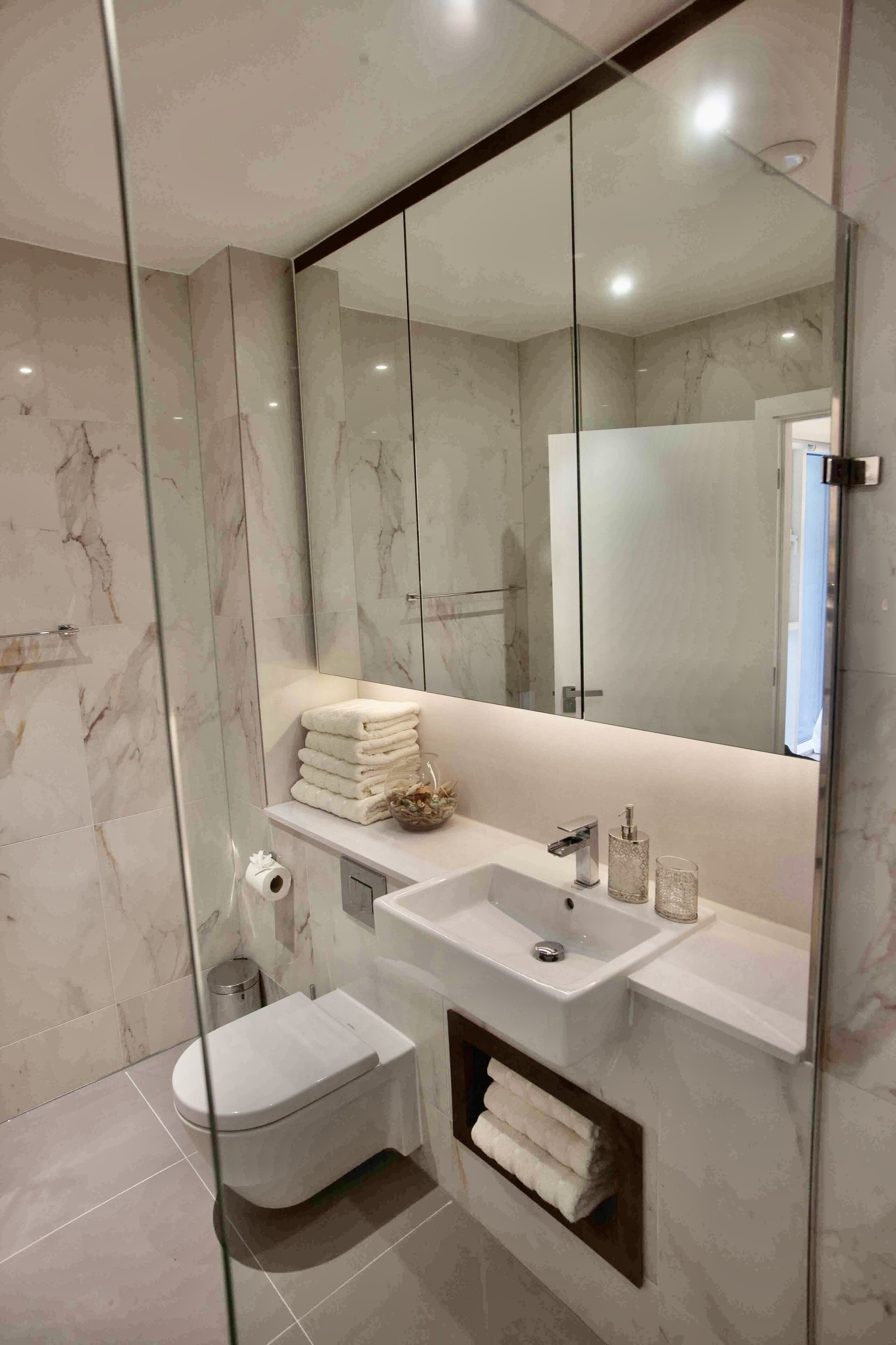Apartment | Bathroom | Combined shower/bathtub, deep-soaking bathtub, hair dryer, towels