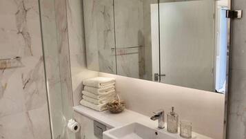 Apartment | Bathroom | Combined shower/bathtub, deep-soaking bathtub, hair dryer, towels