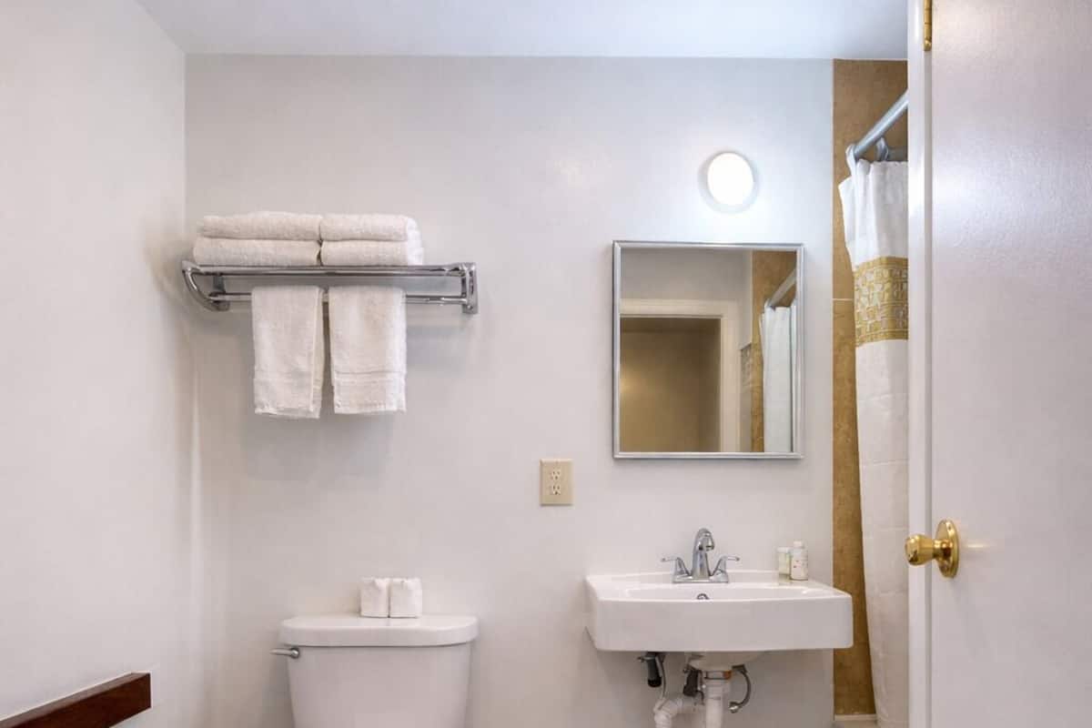Bathtub, towels