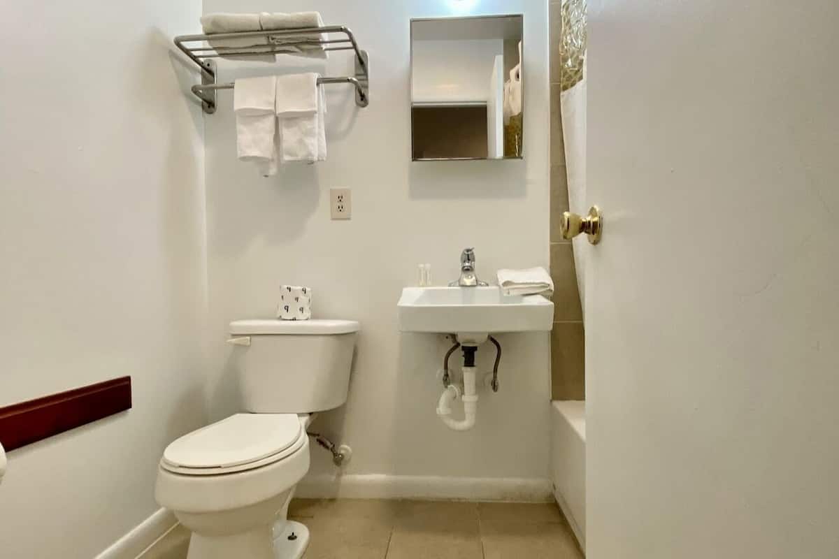 Bathtub, towels