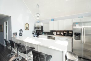 Refrigerador, microondas, horno y parrilla de estufa 