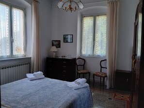 2 chambres, coffre-fort, bureau, fer et planche à repasser