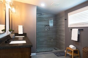 Ensemble douche/baignoire, sèche-cheveux, peignoirs, serviettes fournies