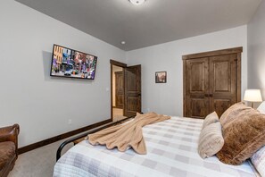 4 bedrooms, iron/ironing board, free WiFi, bed sheets