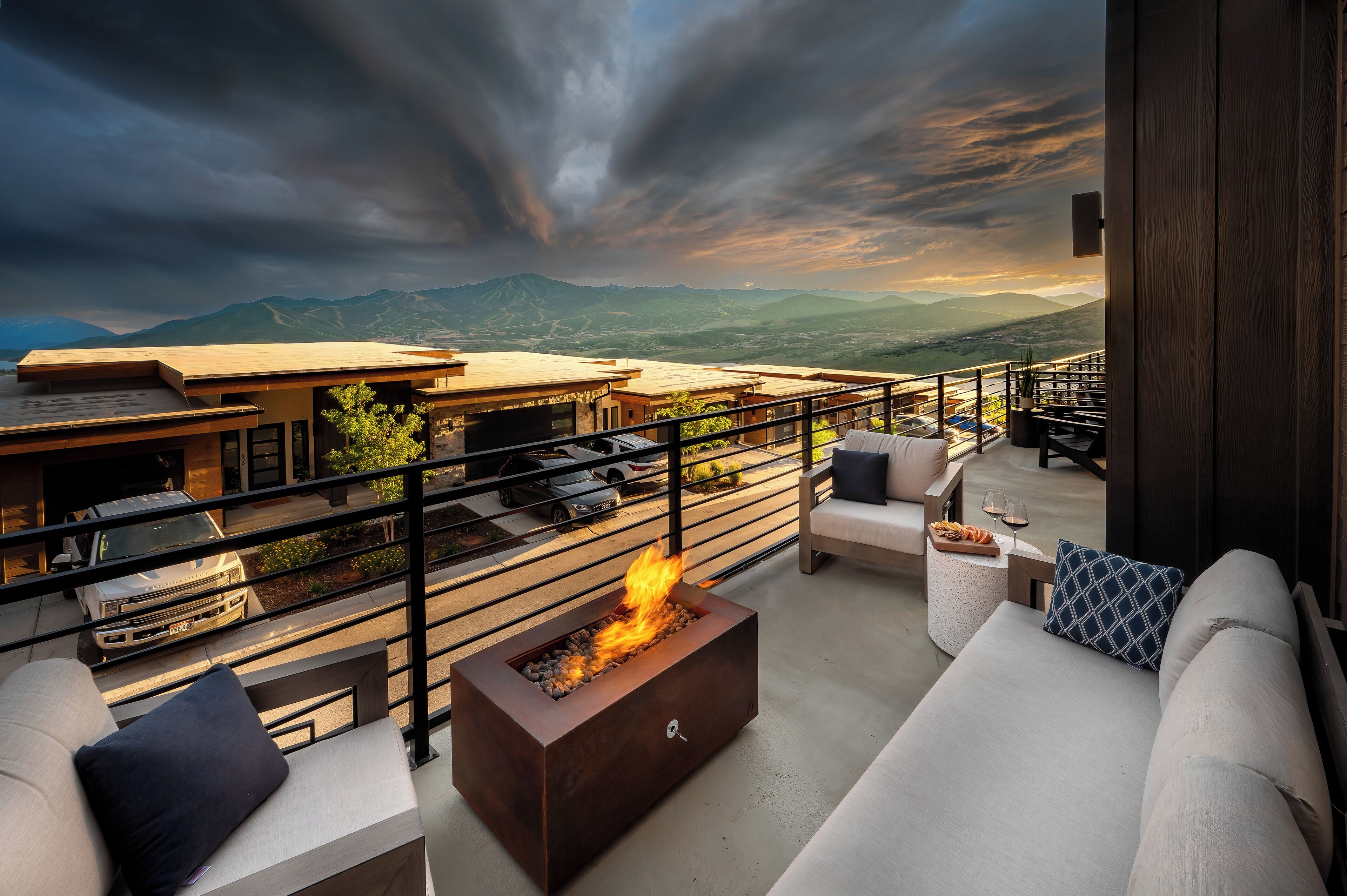 10%OFF MODERN STUNNING! MOUNTAIN & LAKE VIEWS
