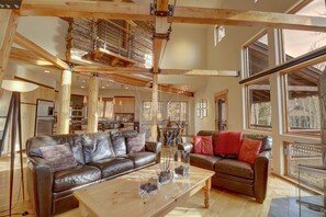 Smart TV, chimenea y oficina 