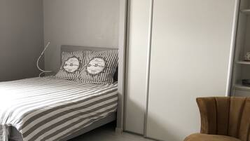 1 habitación, escritorio, wifi gratis y ropa de cama