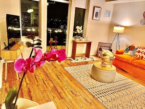 Smart TV, books, stereo