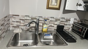 Microondas, tostadora, mesa de comedor