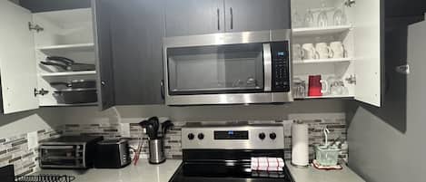 Microondas, tostadora y comedor