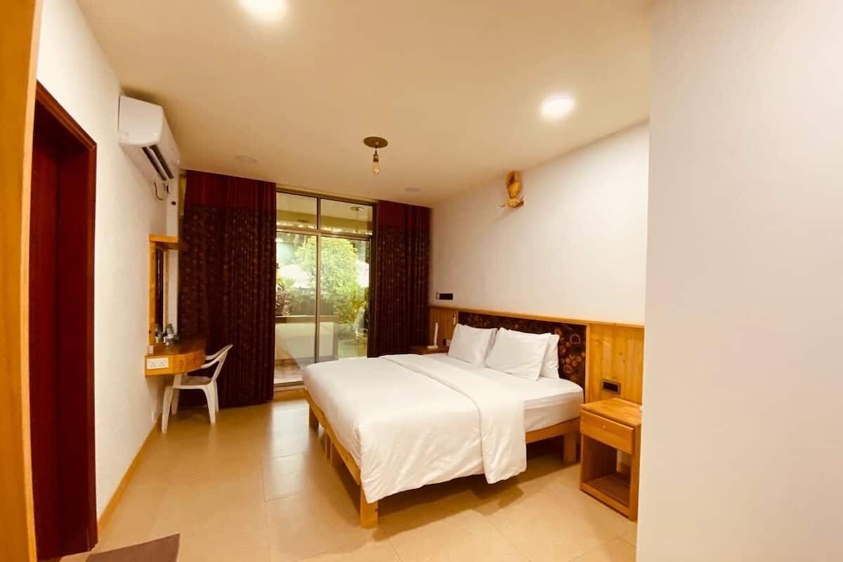 Deluxe Double Room | In-room safe, blackout drapes, soundproofing, iron/ironing board