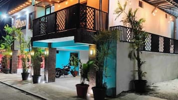 Vista frontal de la propiedad